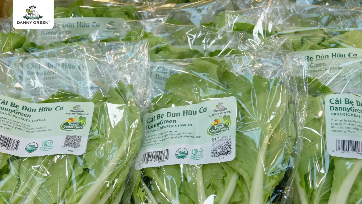 Cải Bẹ Dún Hữu Cơ DannyGreen tại kệ hàng DannyGreen BioMarkt