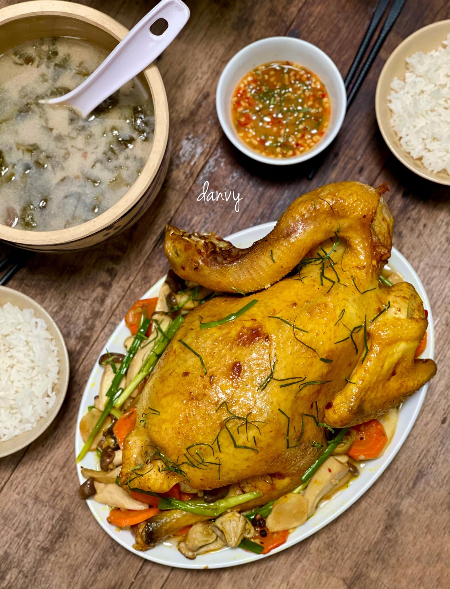 Gà hấp vàng ruộm, thơm nức.