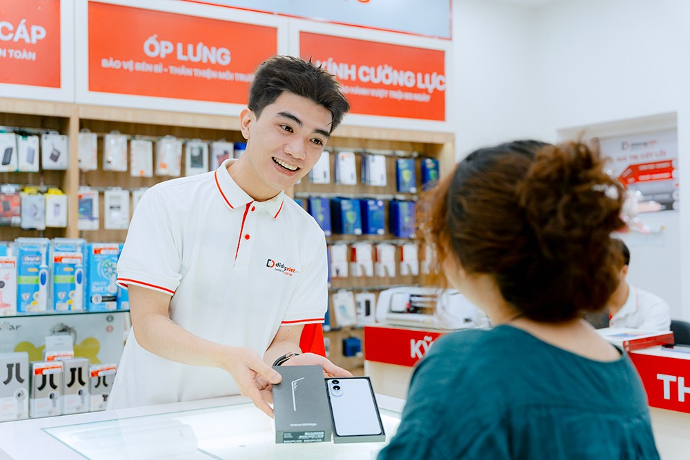 Người dùng tranh thủ dịp giảm giá cuối năm để nâng cấp thiết bị công nghệ.