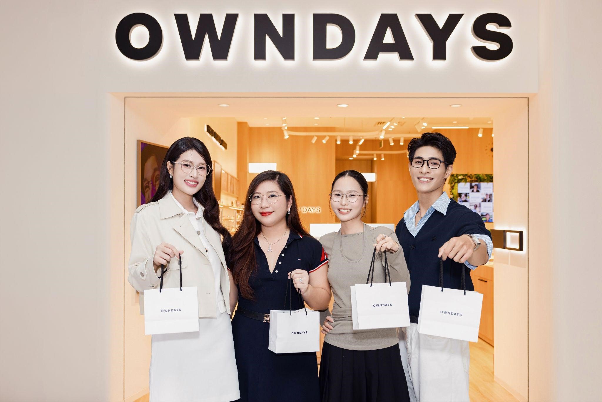 Hoa hậu Thiên Ân, Diễn viên Trần Hiếu và Tiktoker Xuân Hoa góp mặt tại sự kiện OWNDAYS Sense City Phạm Văn Đồng.