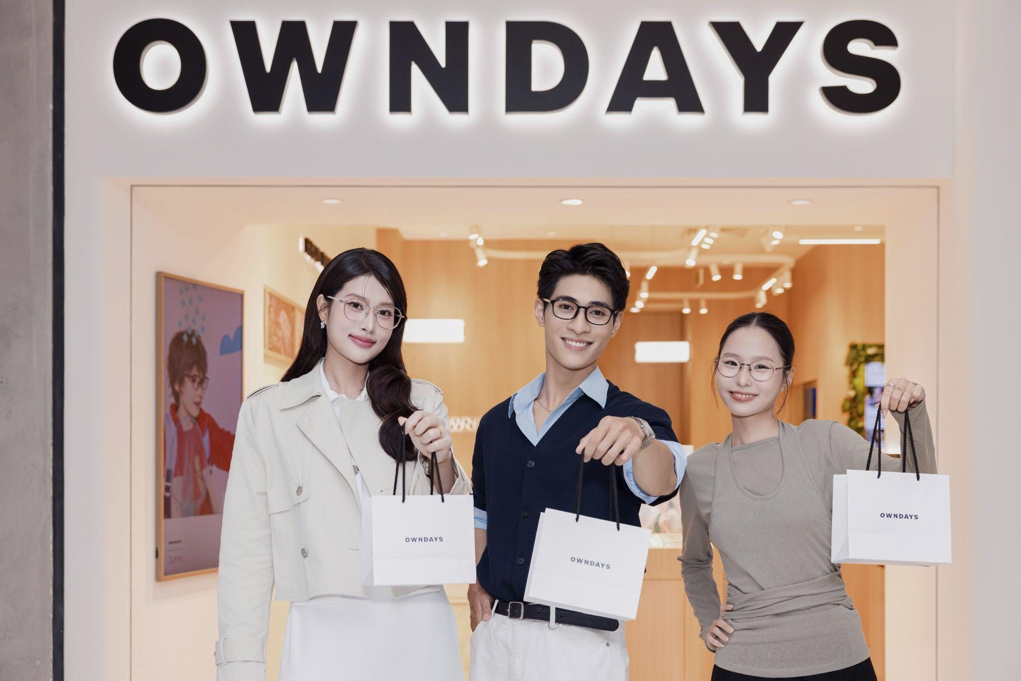 Dàn khách mời nổi bật check-in tại cửa hàng mới OWNDAYS Sense City Phạm Văn Đồng