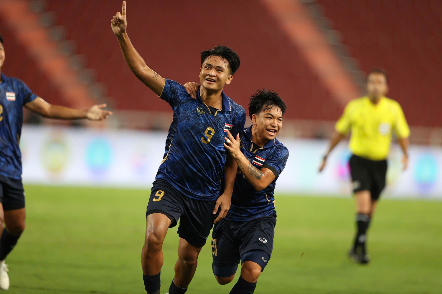 Từ quả phạt ở rìa cấm địa, Yotsakon Burapha tạo ra một đường cong đẹp mắt