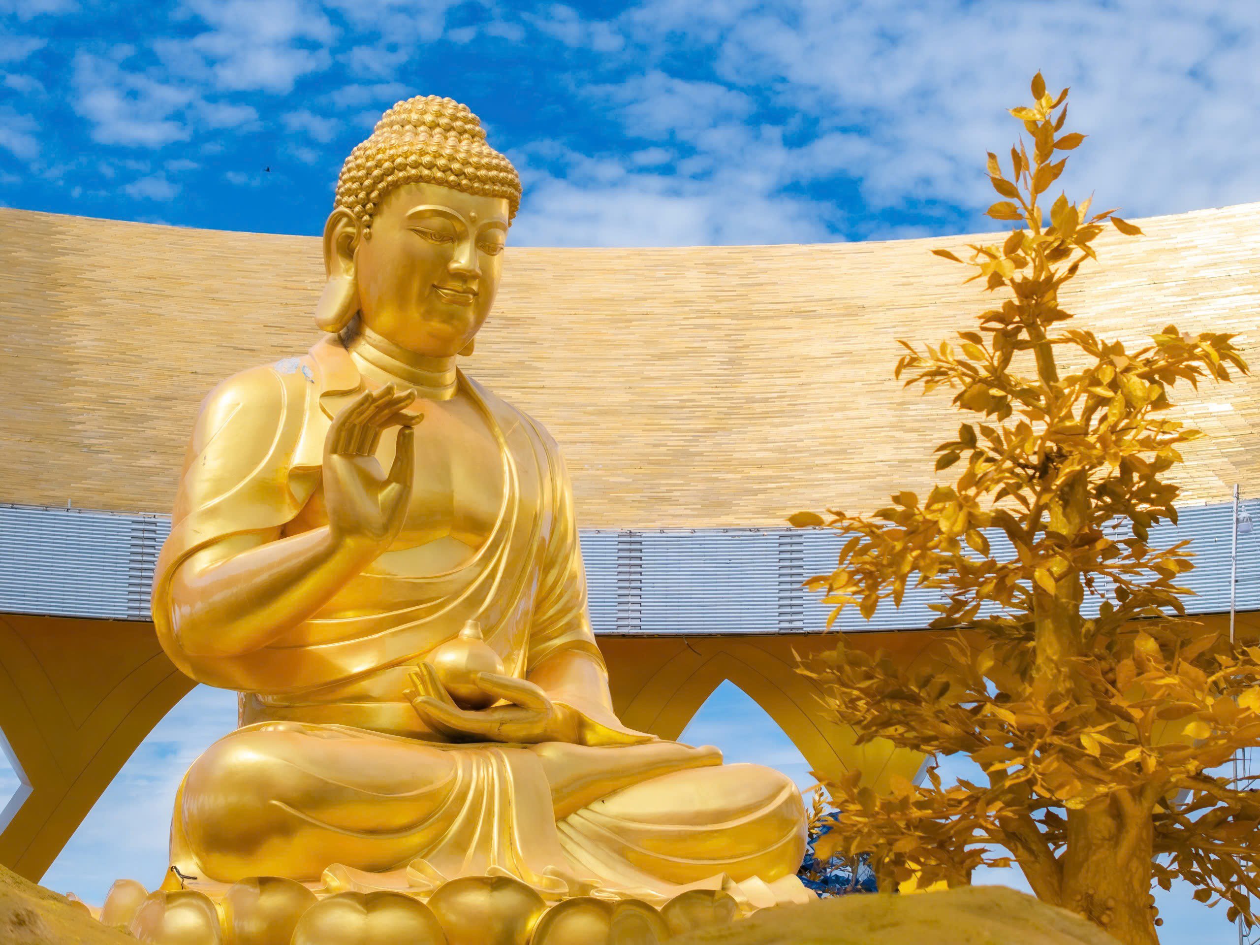 Tượng Đức Phật Câu Na Hàm Mâu Ni tọa lạc tại nơi cao nhất trên đỉnh núi Bà Đen