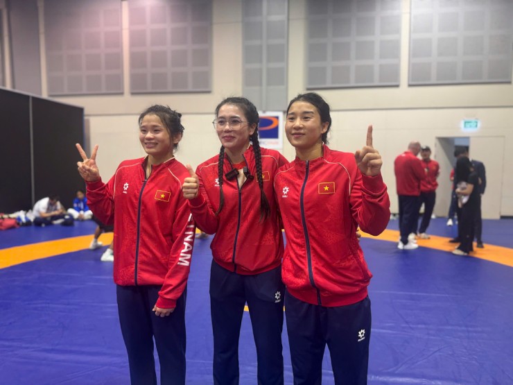 3 chị em ruột, Mỹ Linh, Mỹ Hạnh và Mỹ Trang (từ trái qua) cùng giành được HCV SEA Games trong ngày 18/12