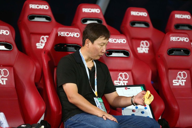 Trong khi các cầu thủ U22 Việt Nam tận hưởng niềm vui chiến thắng sau trận chung kết SEA Games 33, HLV Kim Sang Sik lặng lẽ trở lại băng ghế kỹ thuật và nạp năng lượng bằng một trái chuối