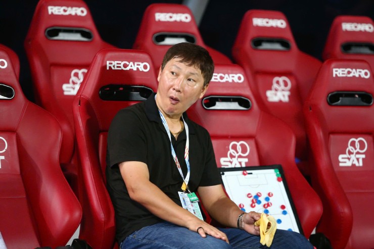 Cũng như các cầu thủ, nhà cầm quân 49 tuổi đã phải hoạt động "hết công suất" suốt 120 phút. Để rồi, những điều chỉnh chính xác về nhân sự, chiến thuật của thầy Kim mang lại chiến thắng cho U22 Việt Nam trước U22 Thái Lan ngay trên sân đối thủ