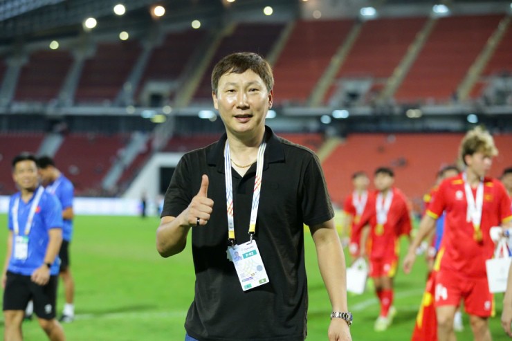 Với huy chương vàng SEA Games 33, HLV Kim Sang Sik trở thành nhà cầm quân đầu tiên trong lịch sử vô địch 3 giải đấu cao nhất bóng đá Đông Nam Á: ASEAN Cup, U23 Đông Nam Á và SEA Games. Tất cả đều diễn ra trong năm 2025