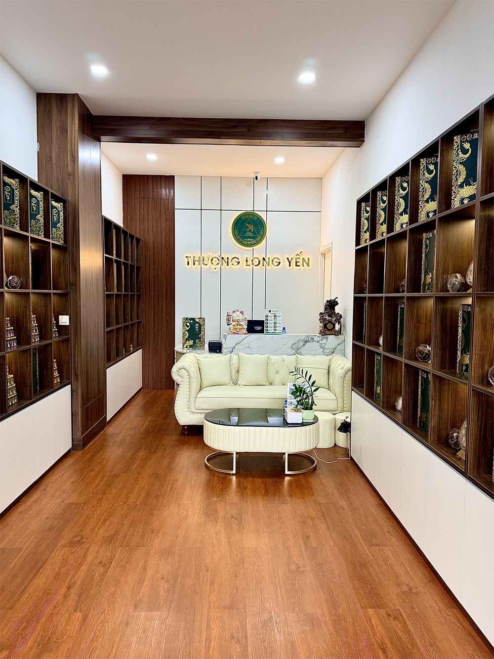 Cửa hàng trưng bày sản phẩm yến sào của Thượng Long Yến