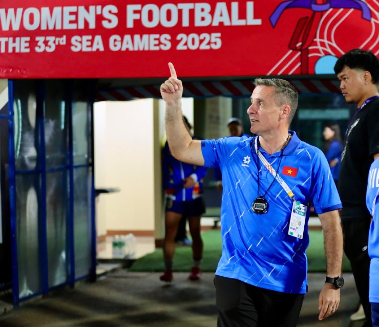 Trợ lý của HLV Mai Đức Chung còn nổi cáu, lời qua tiếng lại với các thành viên ban huấn luyện ĐT nữ Philippines.