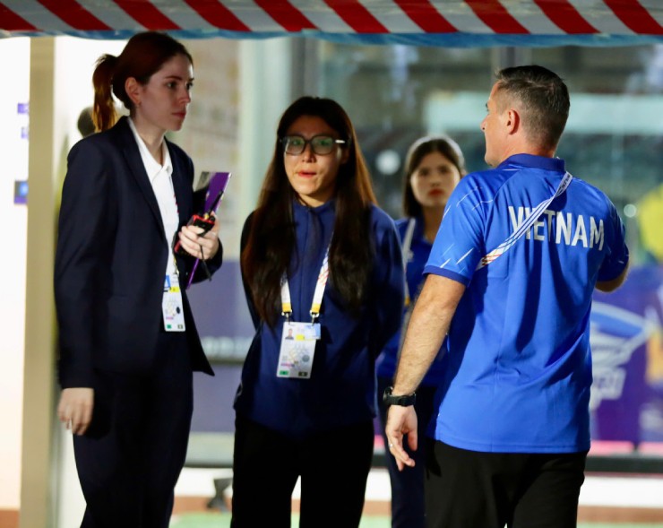 HLV Cedric Roger còn chất vấn một quan chức liên đoàn bóng đá Thái Lan nằm trong bộ phận tổ chức môn bóng đá nữ SEA Games 33 vể công tác trọng tài