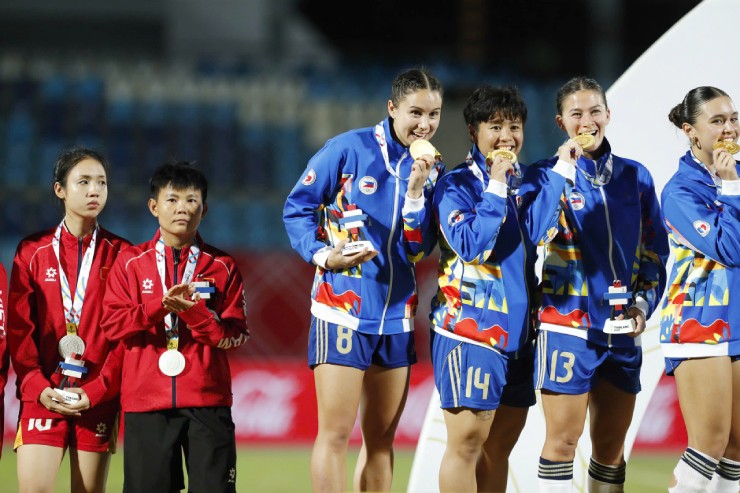 Khoảnh khắc trái ngược
giữa ĐT nữ Việt Nam và ĐT nữ Philippines trên bục nhận huy
chương