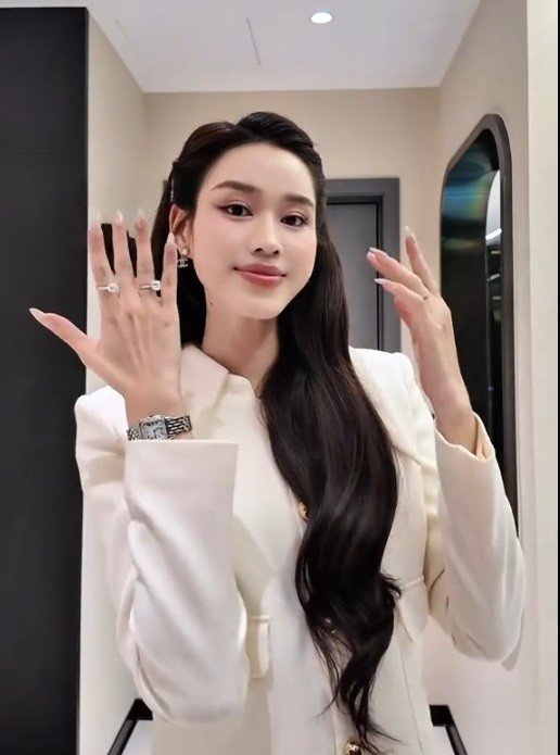 Sự thật phía sau kiểu tóc mới mà Hoa hậu Đỗ Thị Hà chưa từng làm trước đây - 4