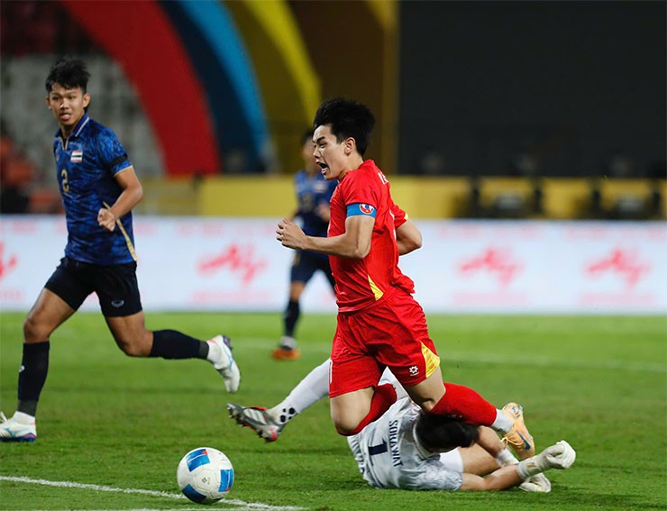 Pha bóng câu về phạt đền của Đình Bắc