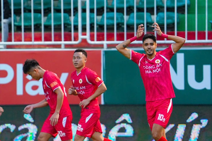 Công an Hà Nội chơi thăng hoa trong hiệp một