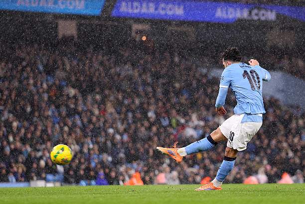 Cú sút xa thần sầu của Cherki đưa Man City vượt qua Brentford ở League Cup