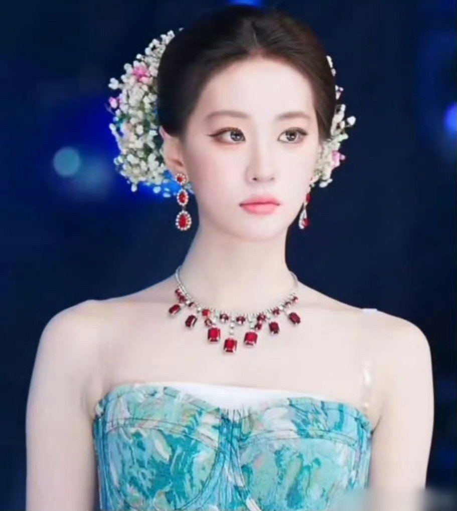 Liễu Liễu bắt chước cách trang điểm của Lưu Diệc Phi, nhờ đó thu hút sự chú ý của hàng triệu khán giả.