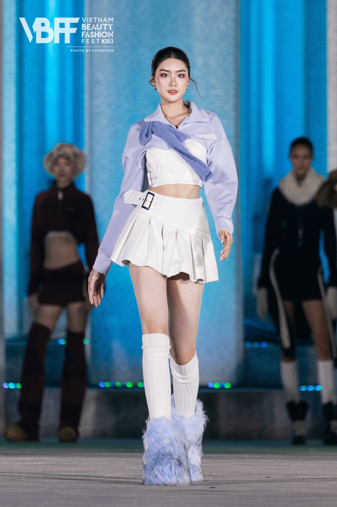 Phan Phương Oanh sinh năm 2003, đến từ Hà Nội. Cô là sinh viên Đại học Kinh tế Quốc dân. Người đẹp cao 1m72, số đo 3 vòng 81-60-87 cm. Phương Oanh là cựu Chủ tịch CLB nhảy PDP dance club, cùng đội đạt á quân 2019 và quán quân 2020 tại giải nhảy toàn quốc - Highschool best dance crew. Cô là thành viên câu lạc bộ MC và thời trang Đại học Ngoại thương.