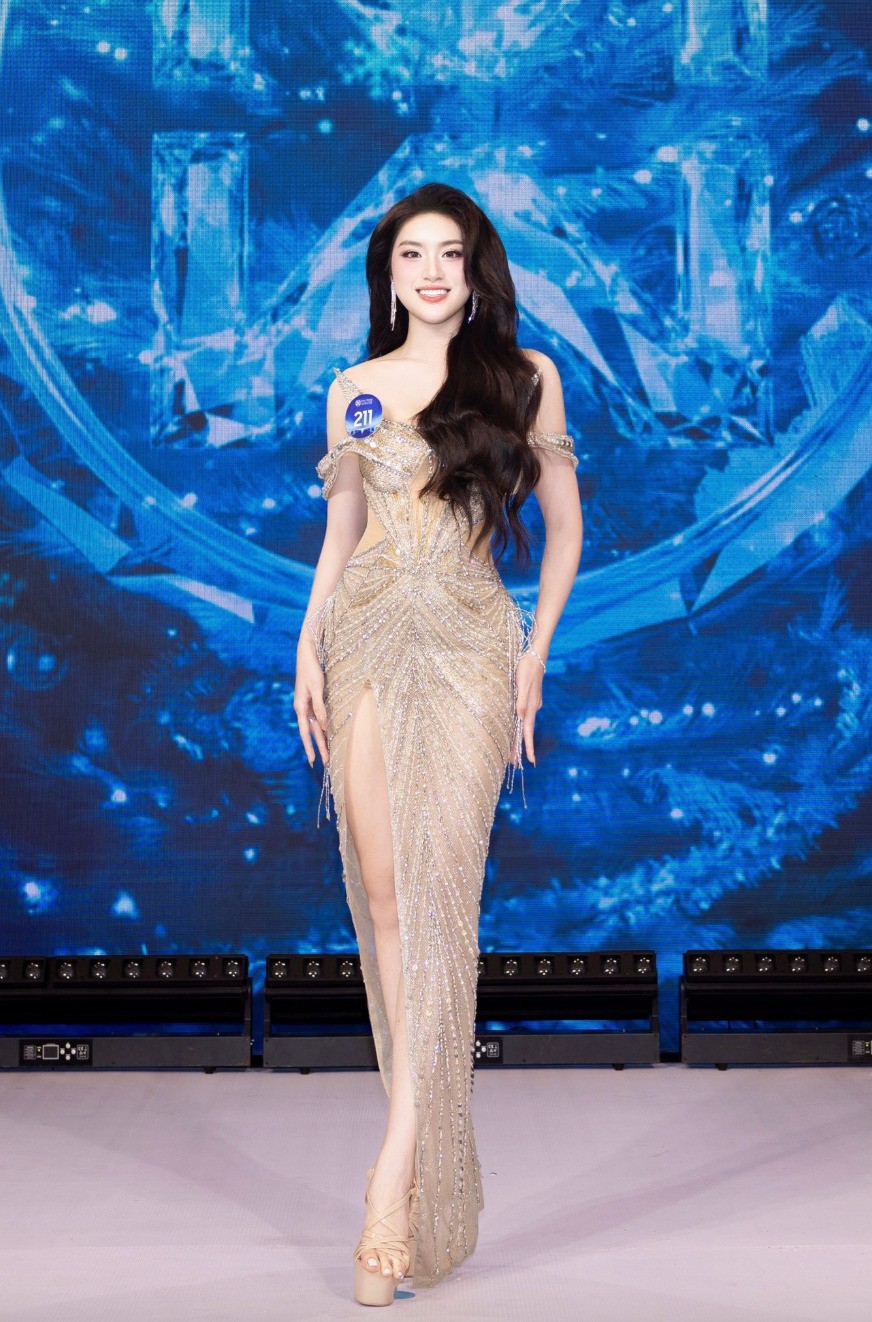 Phương Oanh chia sẻ: "Đến với cuộc thi, tôi mong muốn thể hiện phiên bản toàn diện nhất, dù chưa hoàn hảo nhưng luôn không ngừng học hỏi và phát triển. Hành trình sắp tới sẽ là cơ hội để lan tỏa những giá trị mà tôi theo đuổi đó là sự kiên cường, tinh thần tự chủ, cùng khát vọng dám mơ lớn và dám hành động".