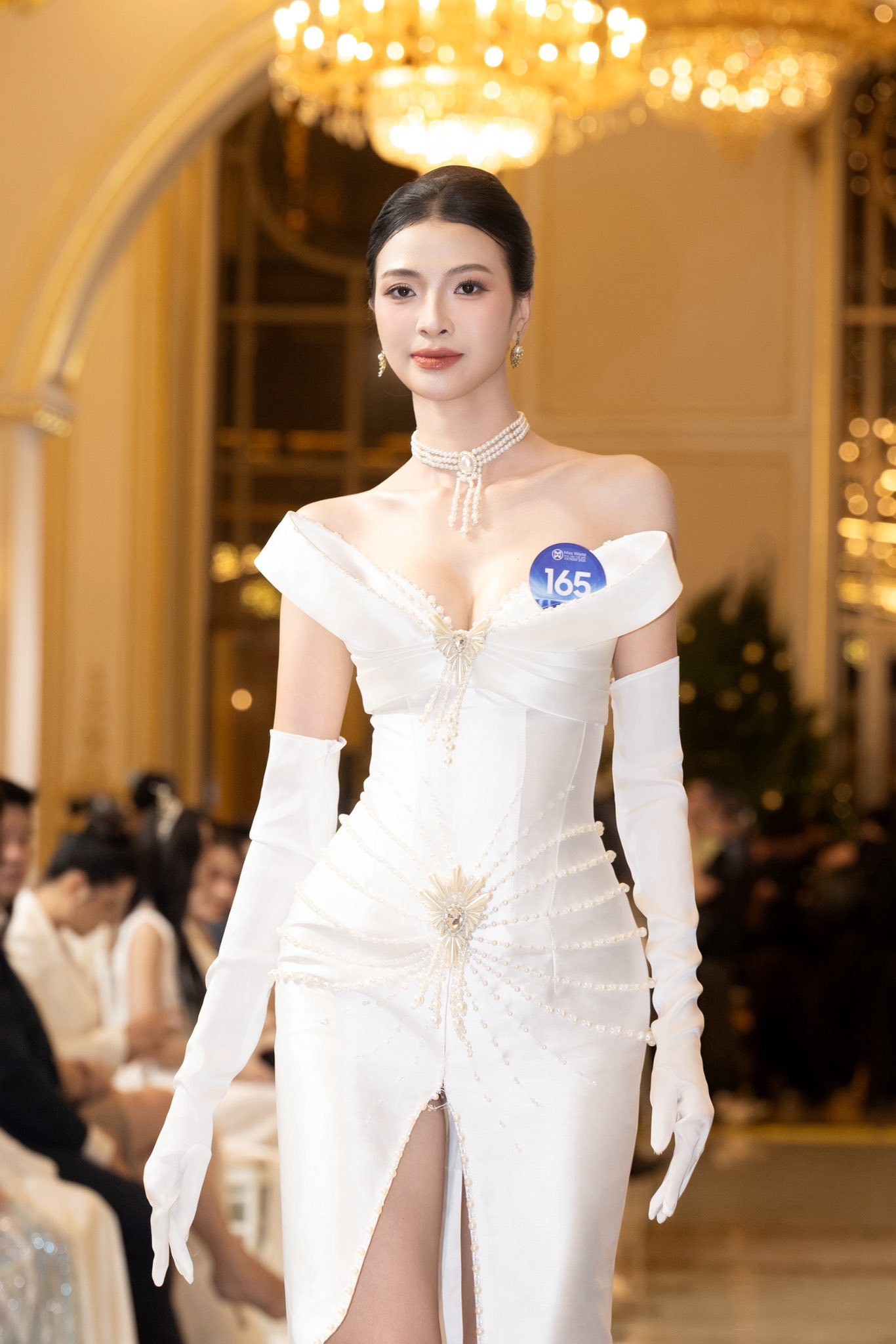 Nguyễn Đào Tuyên Dương (SBD 165) không gây bất ngờ khi được xướng tên vào top 5 đề cử Người đẹp thời trang. Cô 23 tuổi, quê Gia Lai, cao 1m80, là thí sinh cao nhất cuộc thi năm nay.