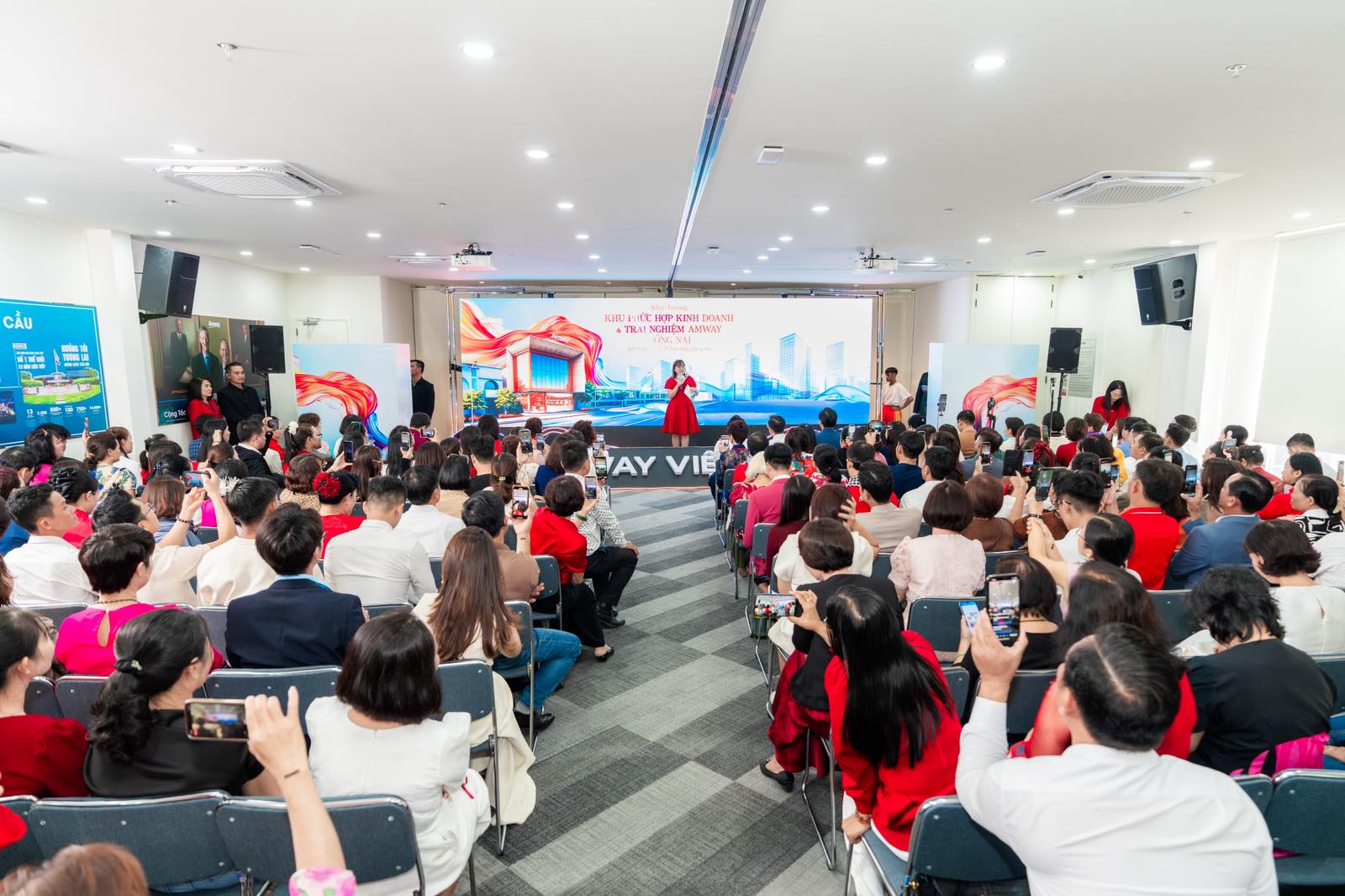 Bà Ôn Mình Hằng - Phó Tổng Giám đốc Amway Việt Nam phát biểu tại buổi Lễ