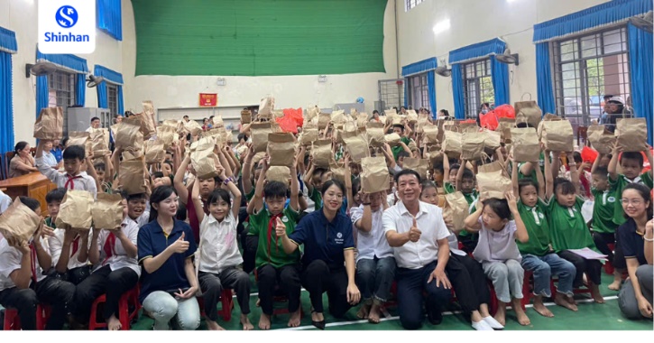 Shinhan Finance trong nhiều năm liền luôn lan tỏa tinh thần sẻ chia tới mọi hoàn cảnh còn gặp nhiều khó khăn trong cuộc sống
