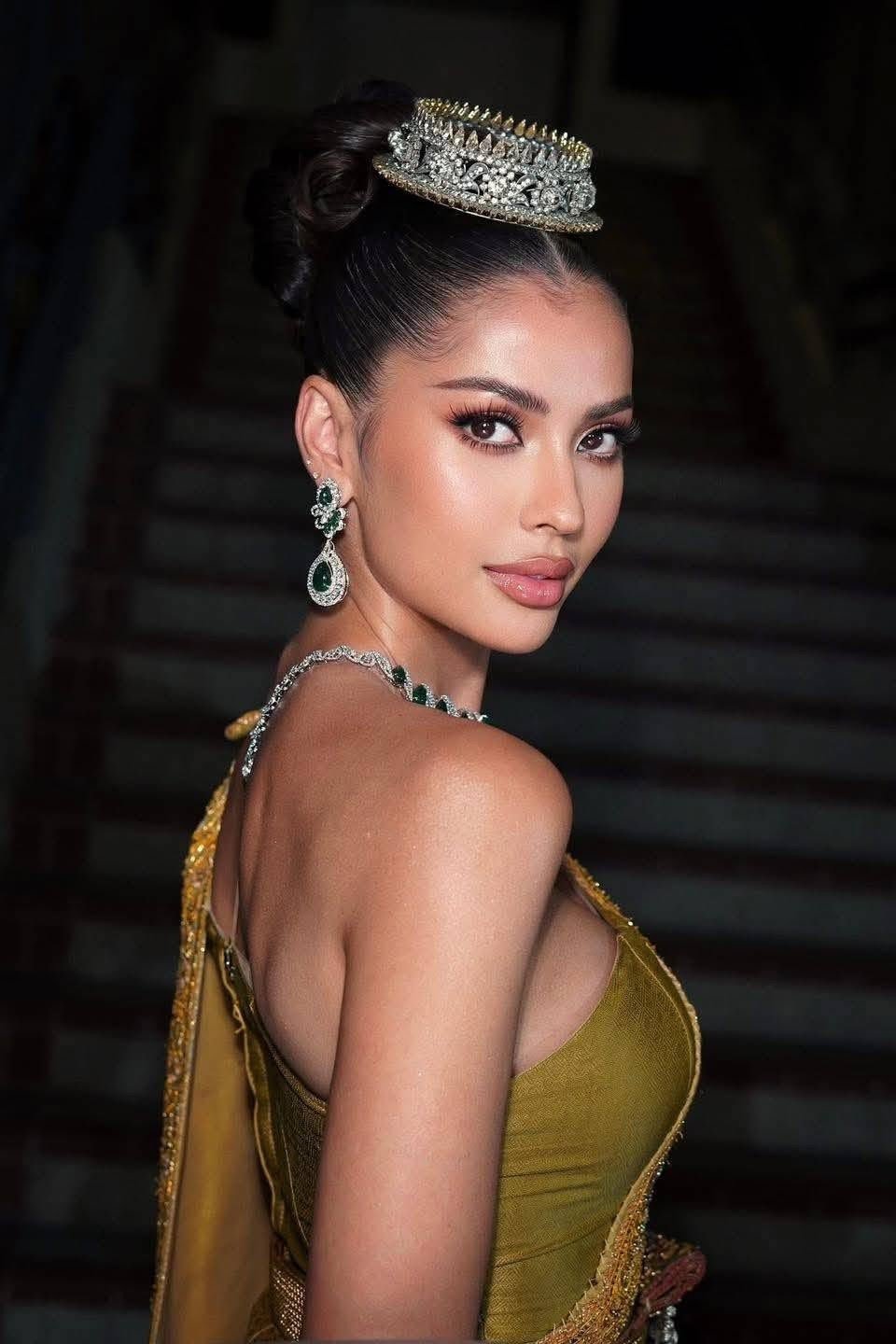 Anntonia Porsild cầm biển dẫn đoàn thể thao Philippines.