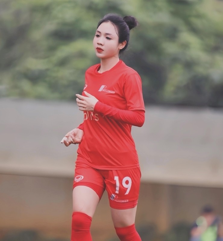 Trần Thị Duyên sinh năm 2000 tại Hà Nam.&nbsp;Cô sớm bén duyên với bóng đá từ năm 2012.
