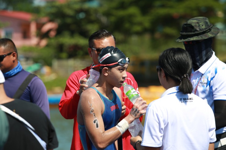 Tuấn Anh mang về tấm HCB&nbsp;nội dung bơi 10km. Ảnh: Anh Khoa&nbsp;