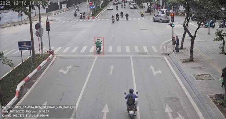 Một người điều khiển xe máy bị phạt nguội bởi lỗi vượt đèn đỏ (Ảnh: Cục Cảnh sát giao thông).