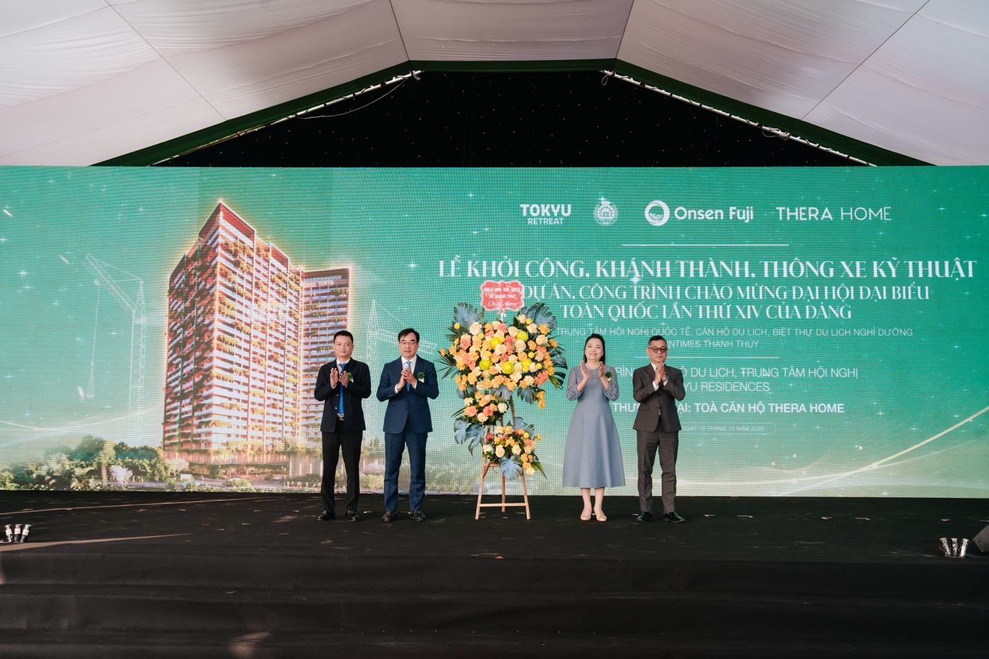 Đại diện Tập đoàn Onsen Fuji nhận hoa chúc mừng từ Lãnh đạo tỉnh Phú Thọ