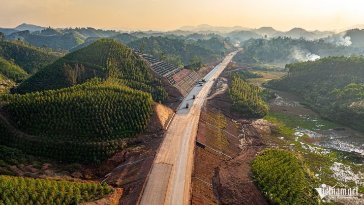 Cao tốc Bắc - Nam ngày đầu nối liền một dải - 1