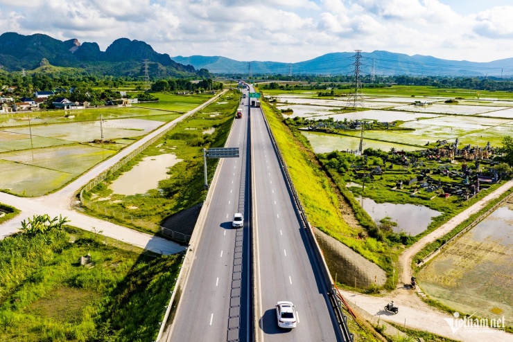 Cao tốc Bắc - Nam ngày đầu nối liền một dải - 9