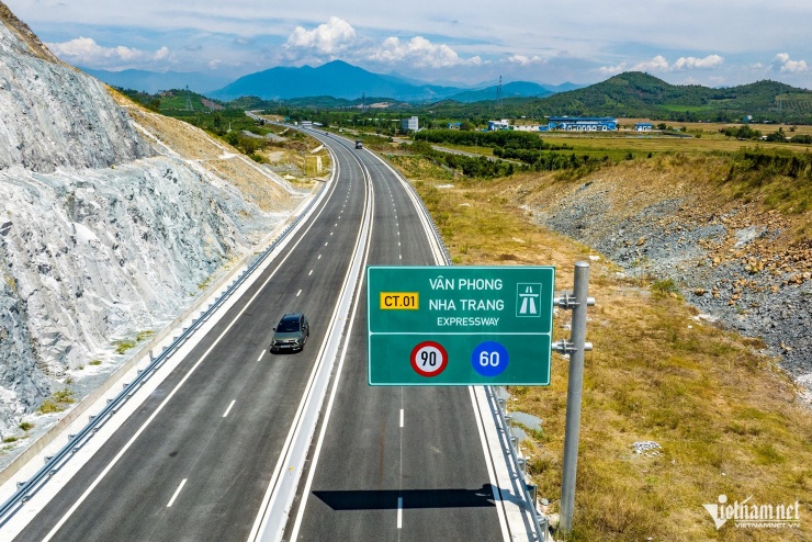 Cao tốc Bắc - Nam ngày đầu nối liền một dải - 24