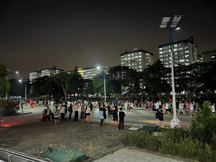 Sinh viên tập trung tại khu vực KTX thuộc Làng Đại học. - Ảnh: cuaxingnhat.