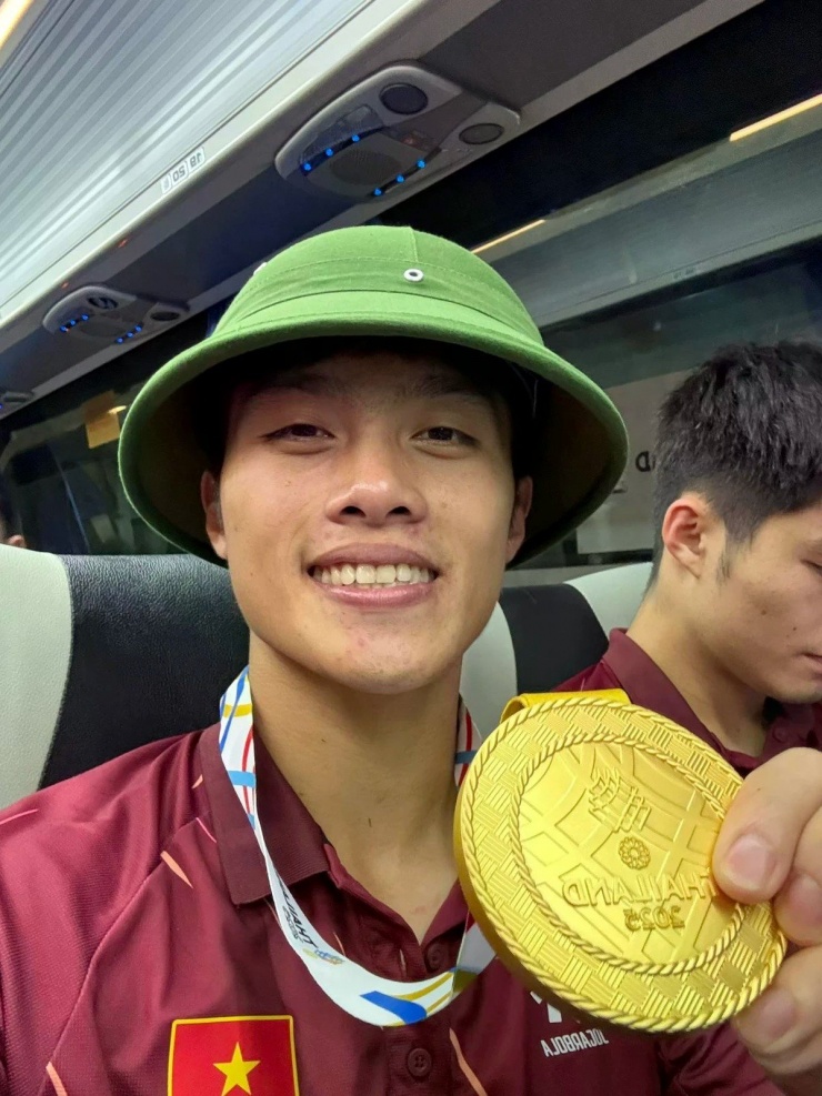Nguyễn Quốc Việt khoe huy chương.
