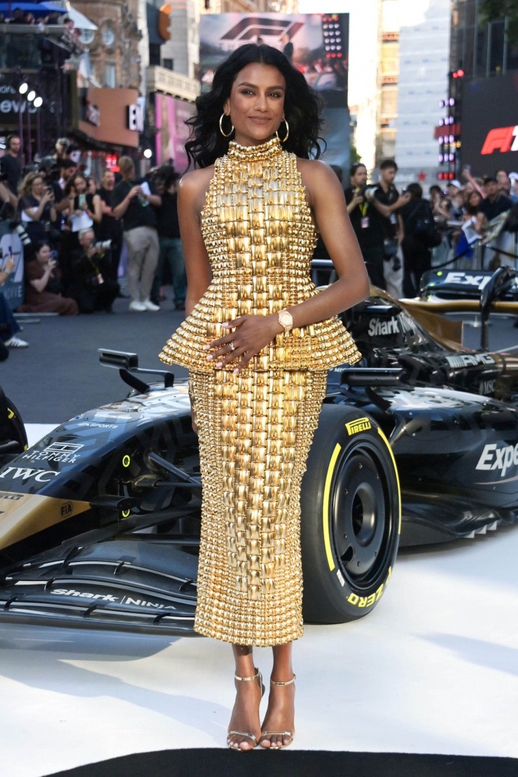 10 xiêm y lộng lẫy trên thảm đỏ quốc tế 2025 - 7