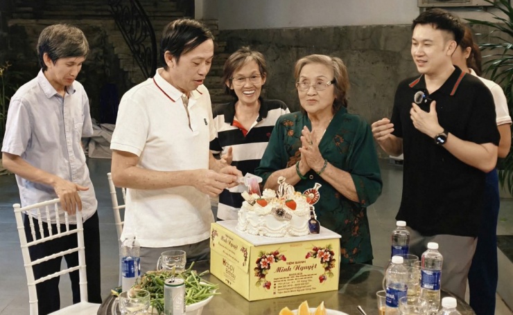 Hoài Linh mừng tuổi 56 bên đại gia đình - 1