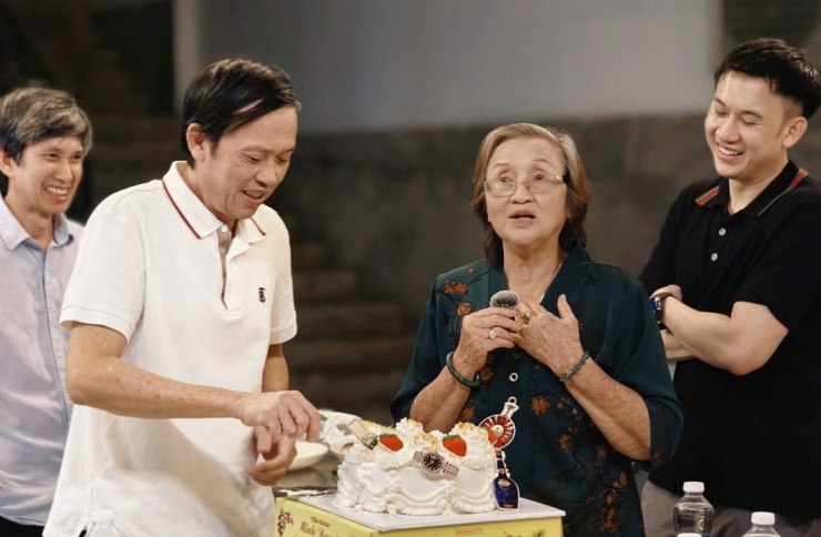 &nbsp; Mẹ Hoài Linh phát biểu trong tiệc sinh nhật con trai