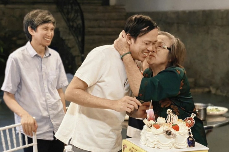 &nbsp; Hoài Linh cùng mẹ thổi nến mừng sinh nhật