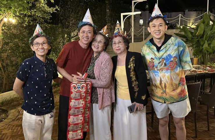 Hoài Linh mừng tuổi 56 bên đại gia đình - 7