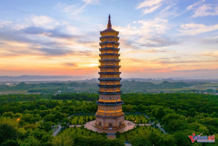 Tháp Báo Thiên cao 100m, gồm 13 tầng ở quần thể chùa Bái Đính được xác lập kỷ lục là ngôi bảo tháp cao nhất châu Á