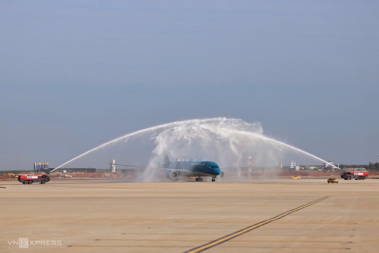 Máy bay Boeing 787-9 của Vietnam Airlines hạ cánh xuống Long Thành sáng 19/12. Ảnh: Phước Tuấn