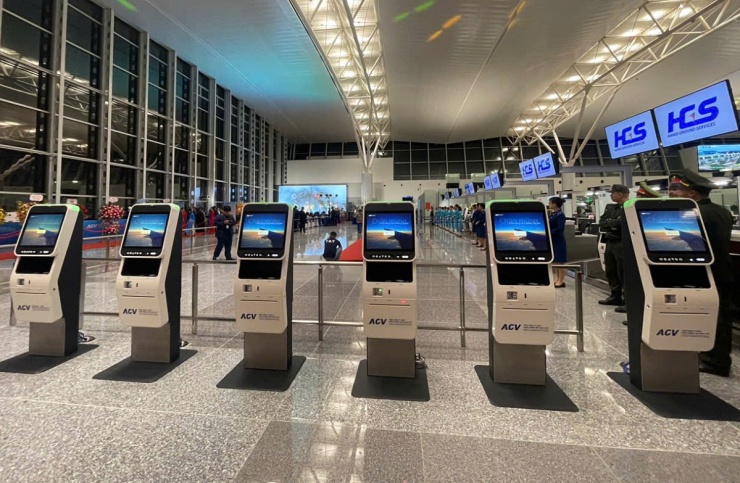 Hệ thống ki ốt check in tự động tại nhà ga T2 Nội Bài. Ảnh: Anh Duy