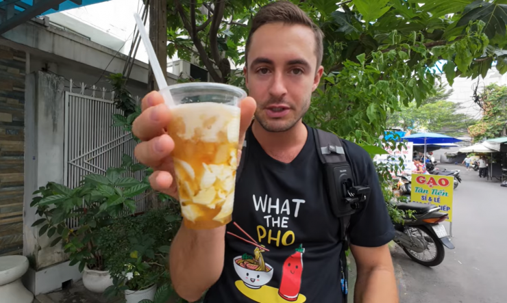 Chase trải nghiệm tào phớ - món ăn đường phố quen thuộc ở Việt Nam.