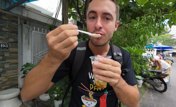 Nam du khách nước ngoài nhận xét tào phớ là một trong những món ăn đường phố đáng thử khi du lịch TPHCM.