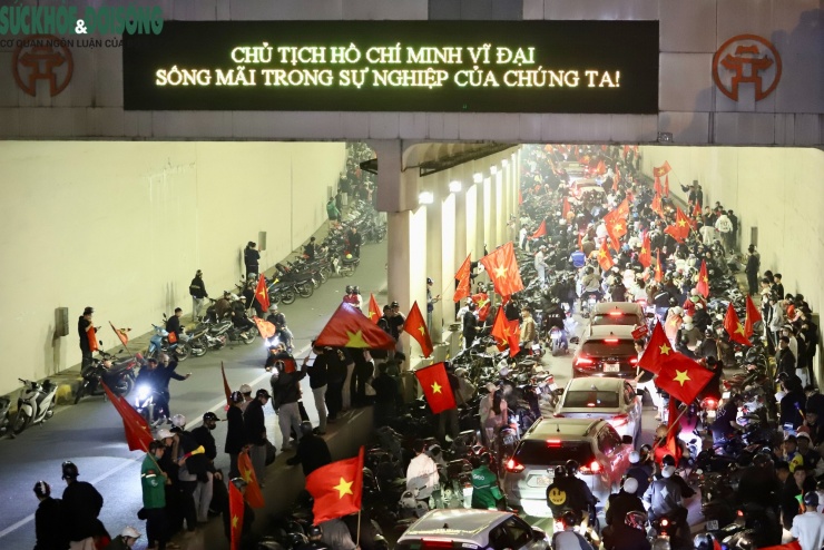 Sau khi U22 Việt Nam giành Huy chương Vàng môn bóng đá nam SEA Games 33 , khắp các nẻo đường Hà Nội, từ trung tâm đến các khu vực ngoại thành, người dân xuống đường cầm cờ, hô vang khẩu hiệu ăn mừng chiến thắng.