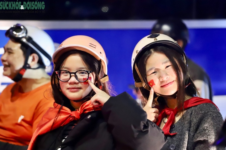 Nhìn lại những hình ảnh đẹp trong đêm người dân Hà Nội mừng tuyển U22 Việt Nam vô địch SEA Games - 3