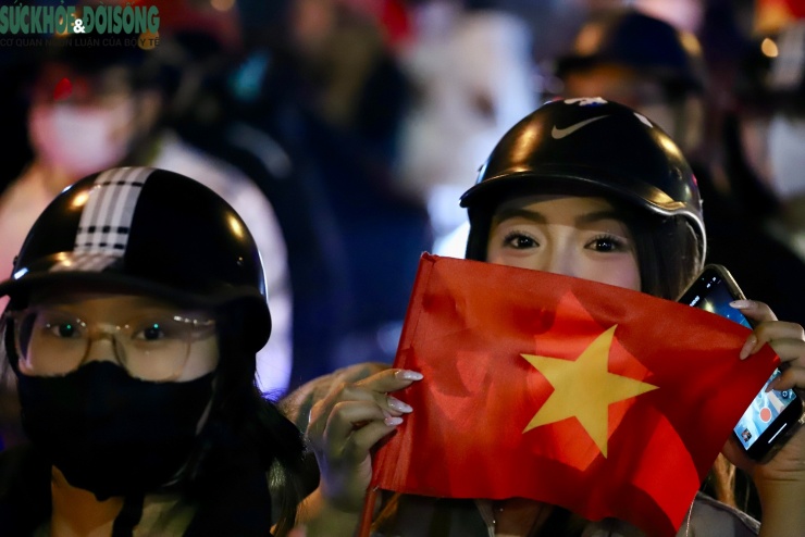 Các bạn trẻ sớm “lên đồ”, cầm cờ, mặc áo đỏ sao vàng, hòa vào dòng người trên khắp các tuyến phố Hà Nội ăn mừng chiến thắng.