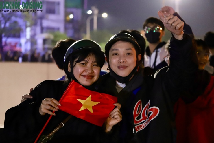 Nhìn lại những hình ảnh đẹp trong đêm người dân Hà Nội mừng tuyển U22 Việt Nam vô địch SEA Games - 4