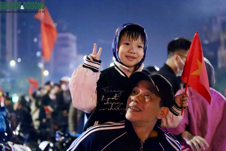 Nhìn lại những hình ảnh đẹp trong đêm người dân Hà Nội mừng tuyển U22 Việt Nam vô địch SEA Games - 6